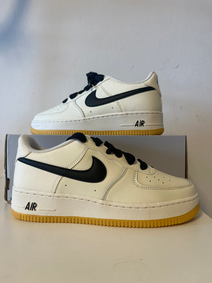 Nike Air Force 1 LV8 3 creme/schwarz/hellbraun, Größe 38,5