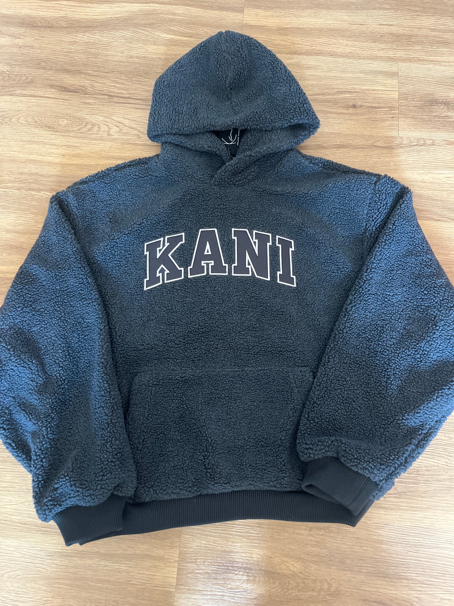 Karl Kani Plüsch Hoodie in anthrazit mit großem Schriftzug, Größe XL