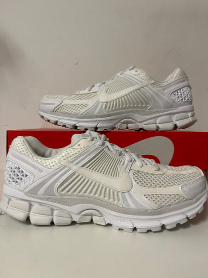 Nike Zoom Vomero 5 in weiß mit schimmernden Details, Größe 42,5