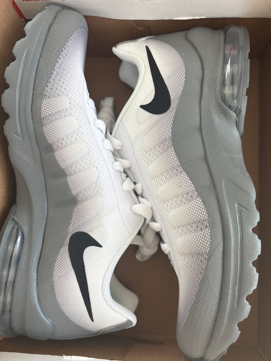 Nike Air Max Invigor in grau/weiss, Größe 38,5