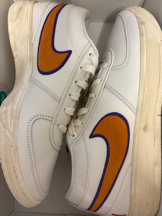 Nike Book 1, in weiss/orange, Größe wählbar