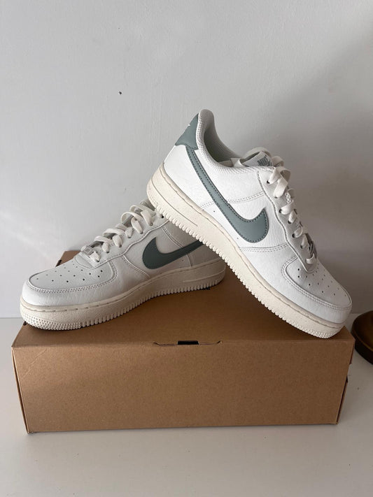 Nike Air Force 1 weiss mit grauem Nike Zeichen, Größe 38,5