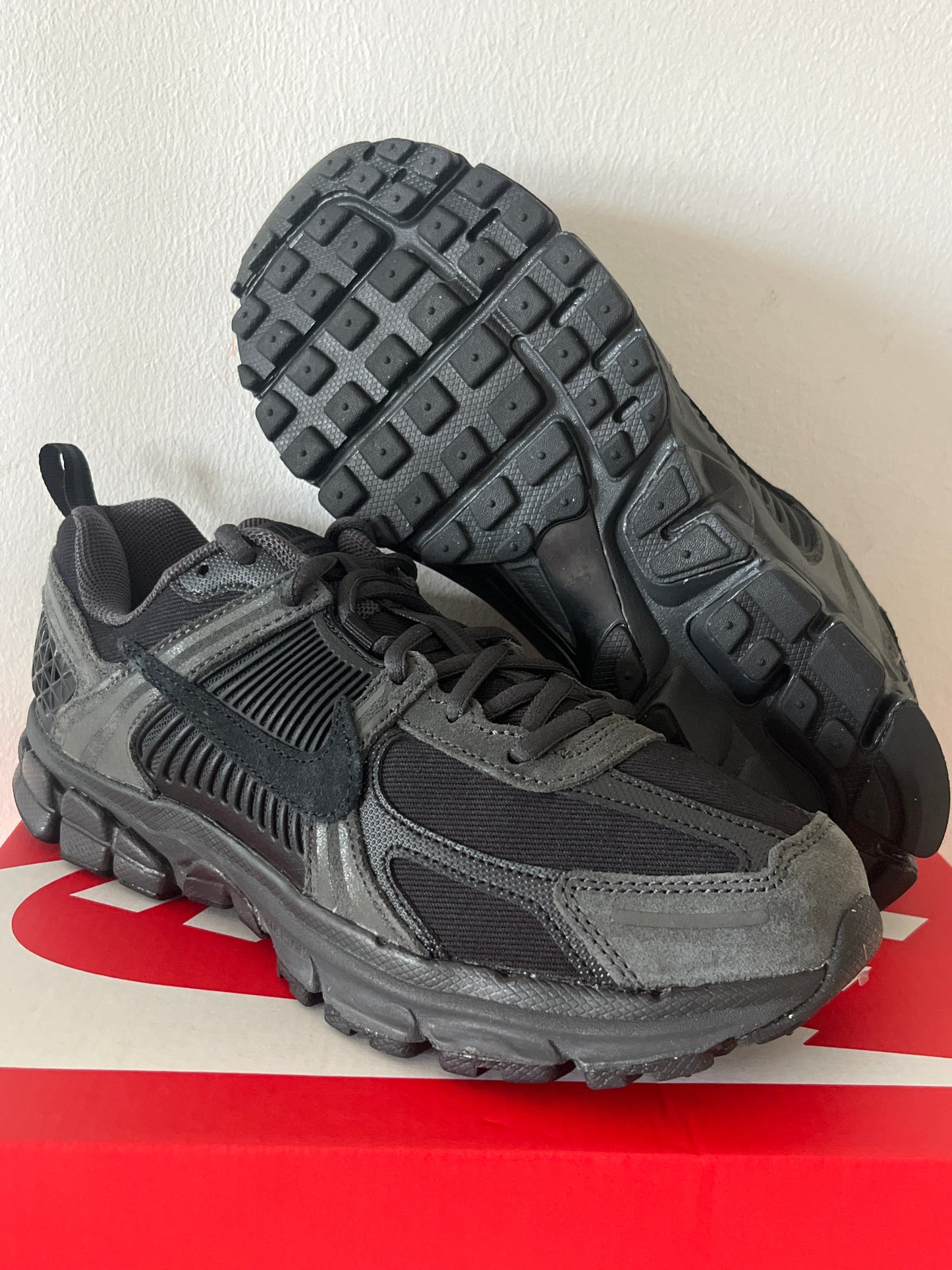 Nike Vomero 5 in schwarz/anthrazit, Größe wählbar