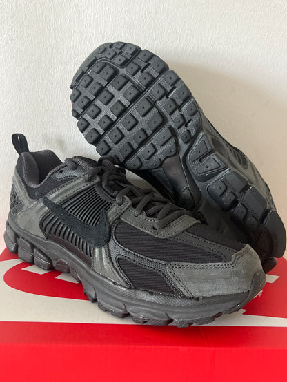 Nike Vomero 5 in schwarz/anthrazit, Größe wählbar