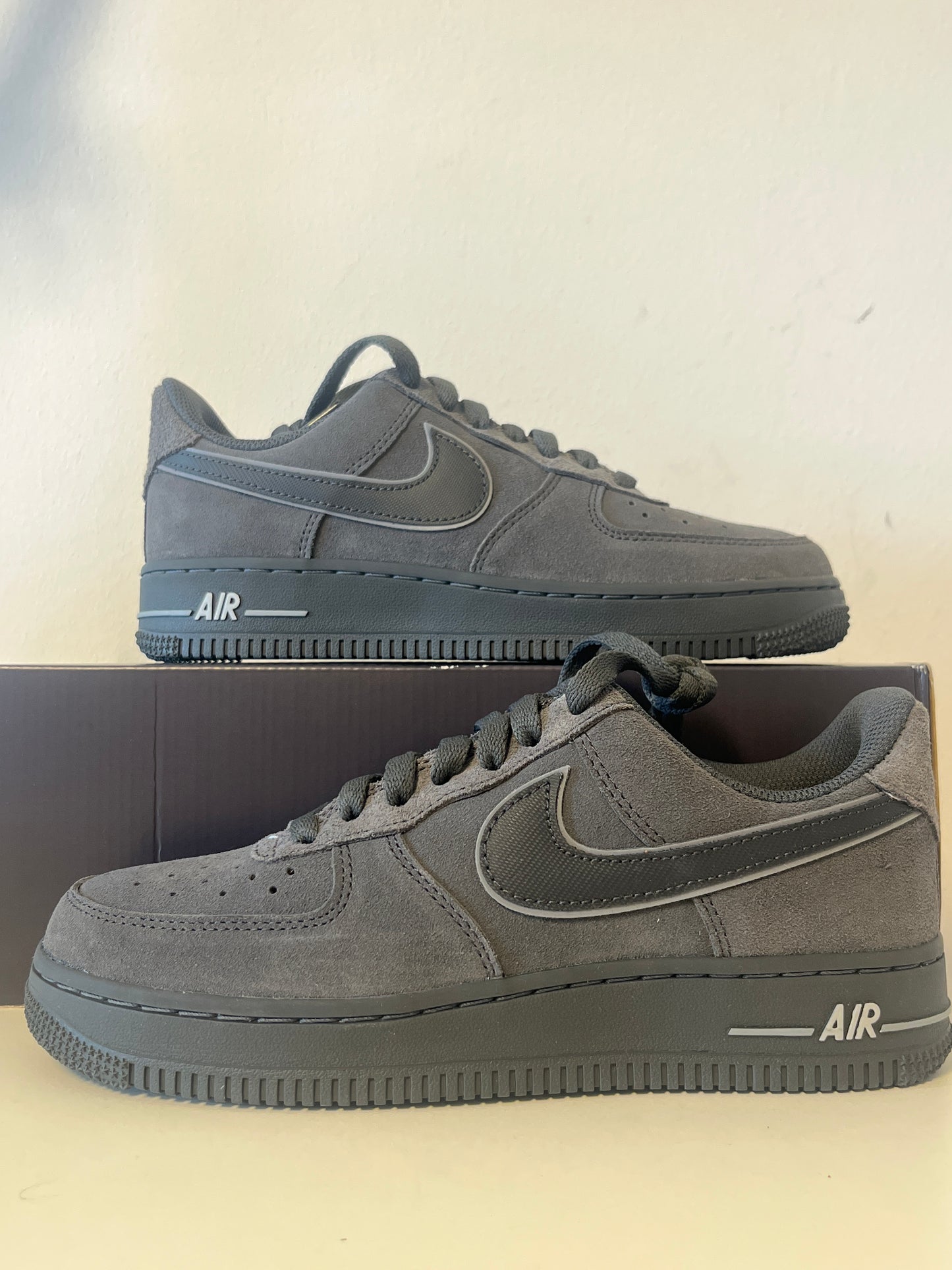 Nike Air Force 1 '07 LV8 in dunkelgrau/schwarz aus Wildleder, Größe wählbar