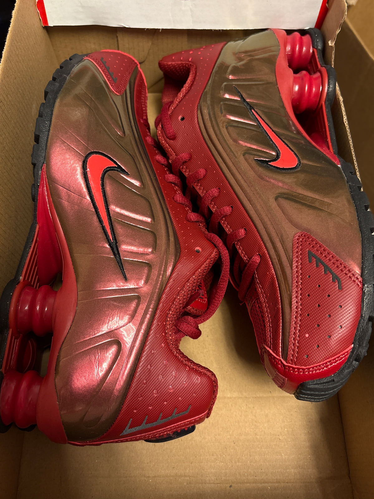 Nike Shox R4 in rot/glänzend, Größe 38,5