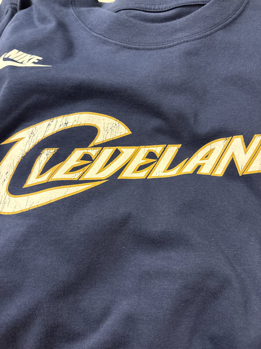 Nike NBA Langarmshirt Cleveland Cavaliers, Größe wählbar in blau/weiss.