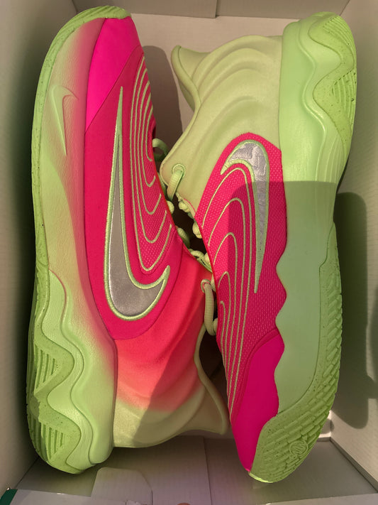 Nike Giannis Immortality 4, in grün/pink Größe 42,5