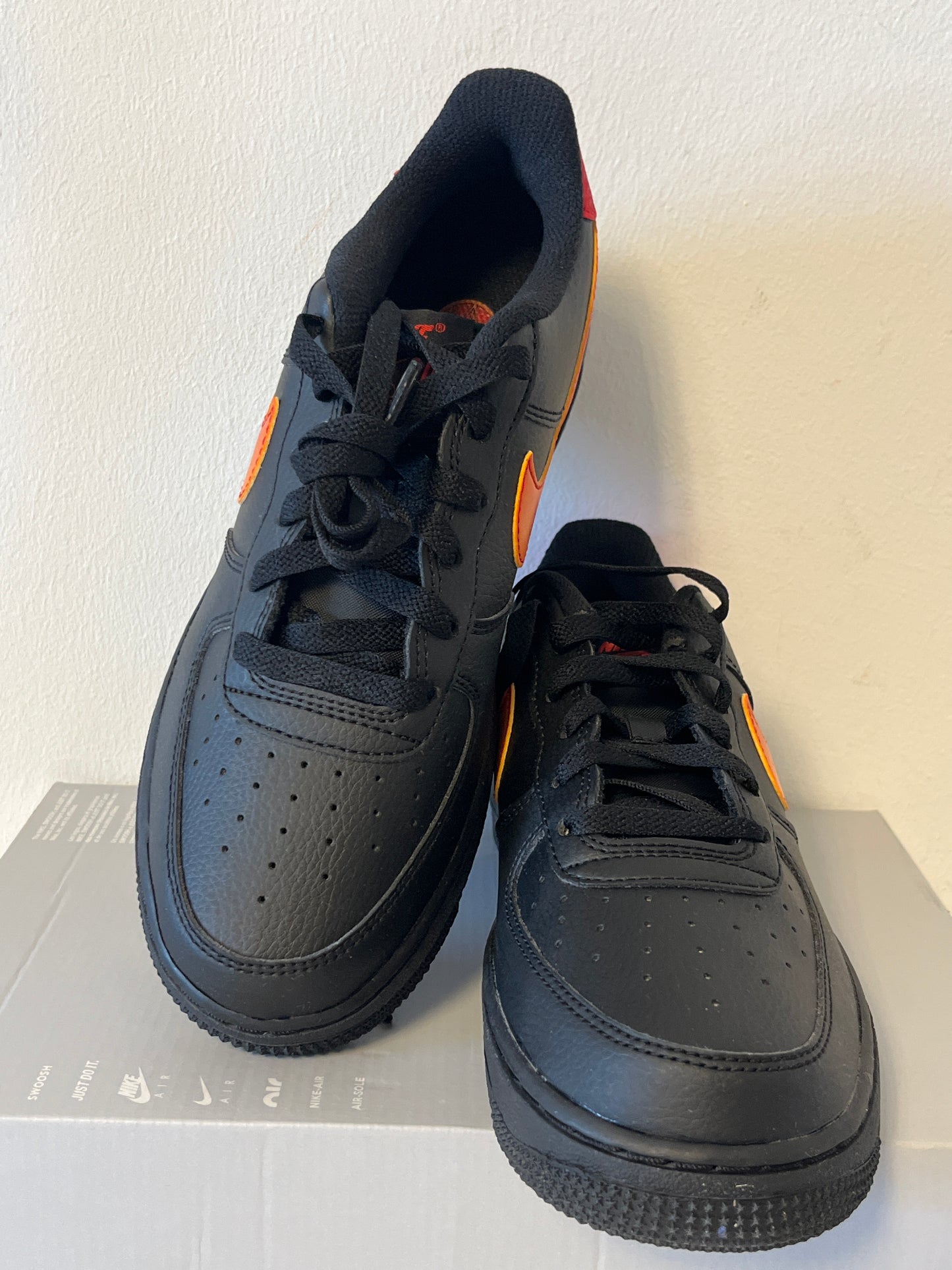 Nike Air Force 1 Low in schwarz mit rot/orangenem Swoosh (Farbverlauf), Größe 38