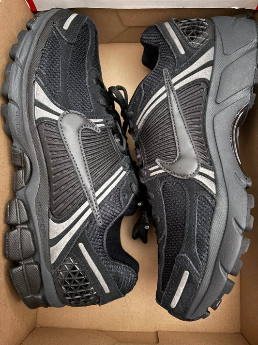 Nike Zoom Vomero 5 in schwarz, Größe 42,5