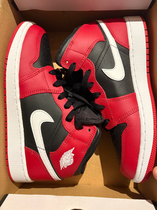 Nike Air Jordan 1 Mid in rot/schwarz /weiss, Größe 38