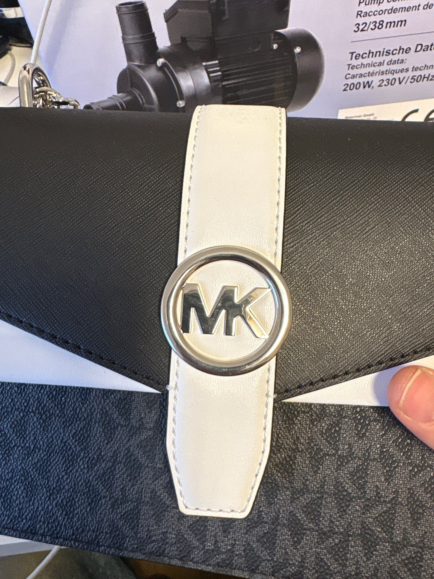 Michael Kors Umhängetasche in schwarz/weiss