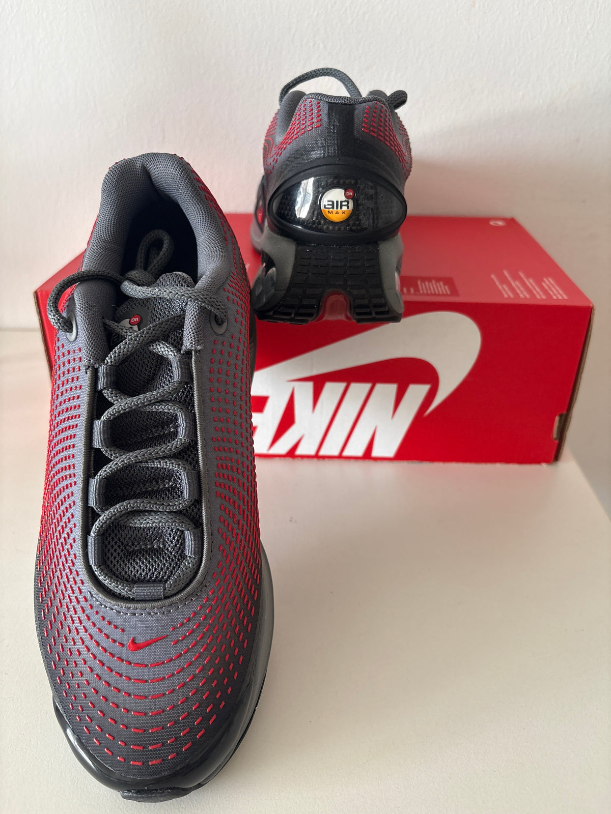 Nike Air Max DN in schwarz/rot/grau, rote Akzente Größe 38,5