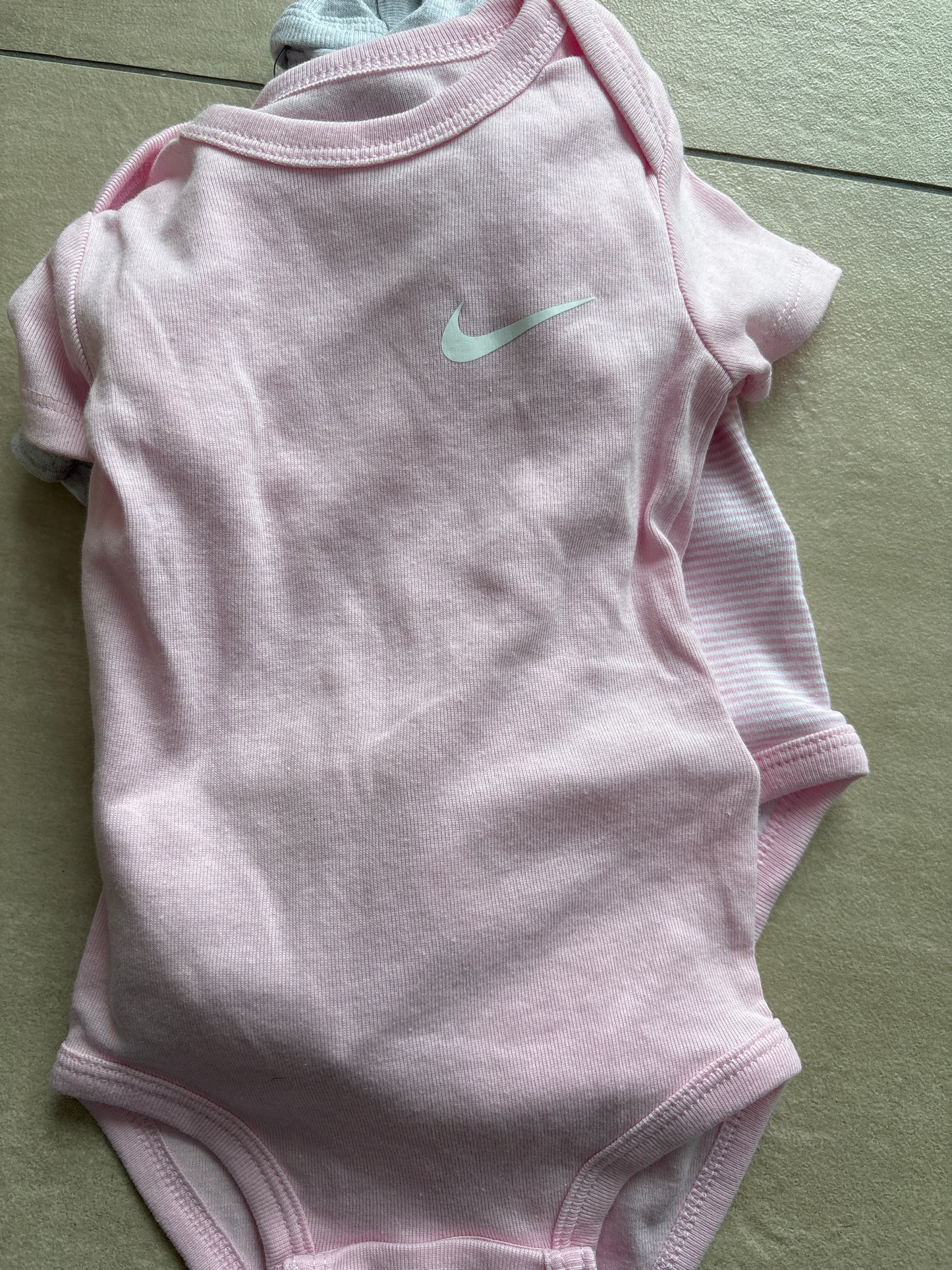 Nike 3er Set für Neugeborene, 9-12 Monate in rosa/grau