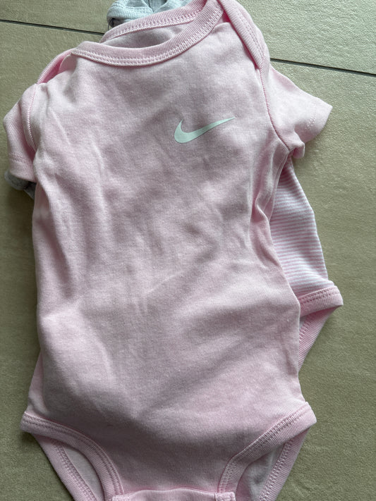 Nike 3er Set für Neugeborene, 9-12 Monate in rosa/grau