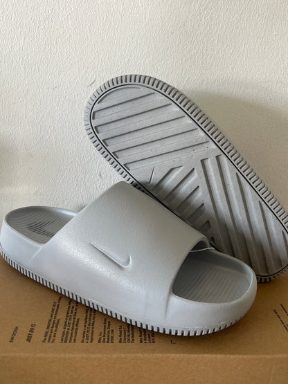 Nike Badelatschen Calm Slide in grau, Größe 40