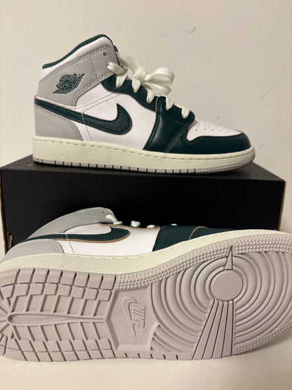 Nike Jordan 1 Mid, Größe wählbar in weiss/dunkelgrün/grau