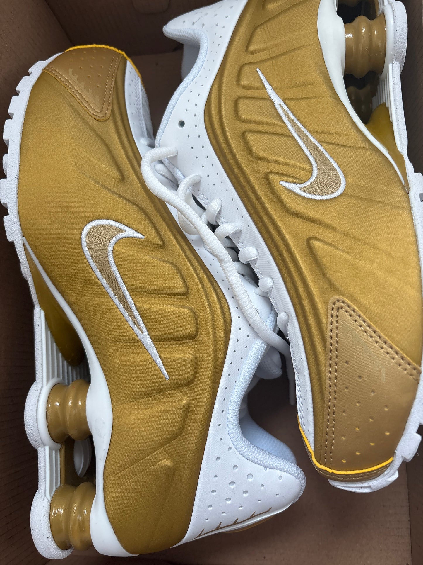 Nike Shox R4 in gold/weiss, Größe 38,5