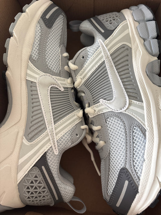 Nike Vomero 5 in grau/silber/schwarz, Größe 39