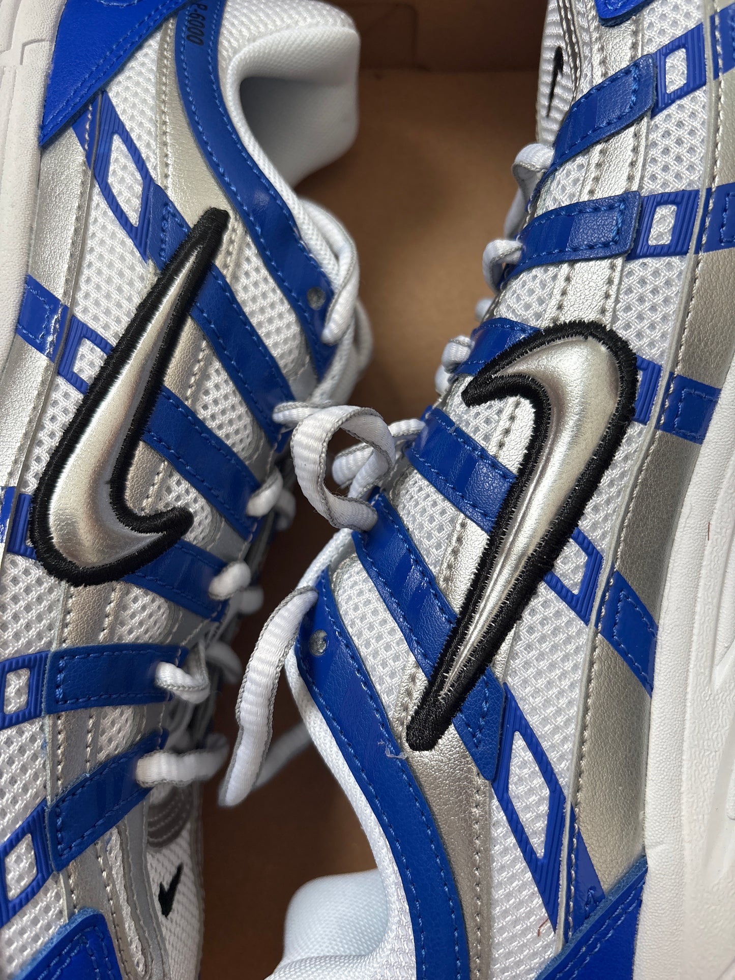 Nike P-6000 in weiss/silber/blau, Größe 38