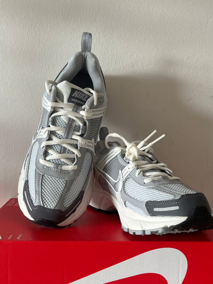 Nike Vomero 5 in grau/weiß/silber/schwarz, Größe 38