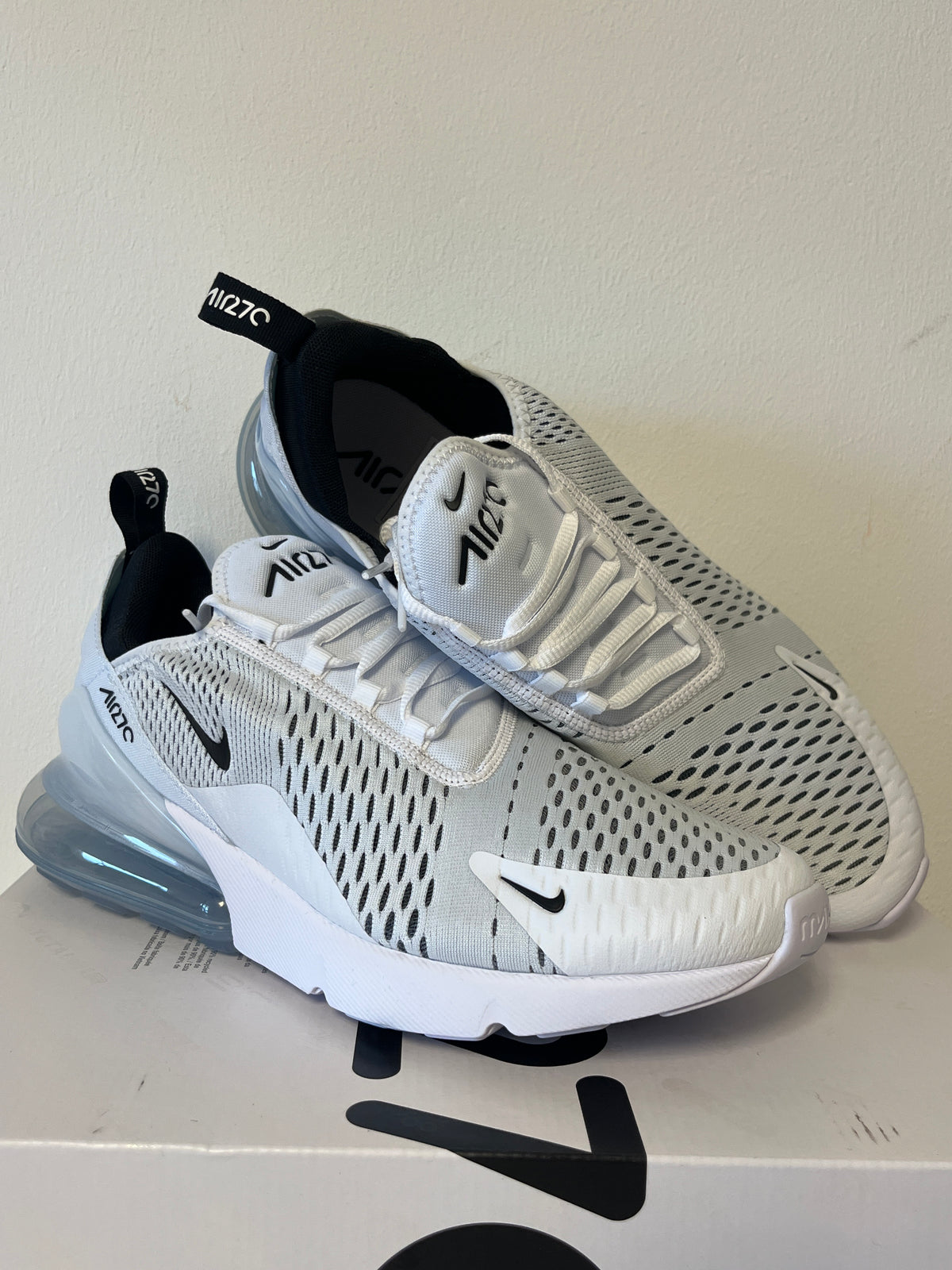 Nike Air Max 270 in weiß/grau/schwarz, Größe wählbar