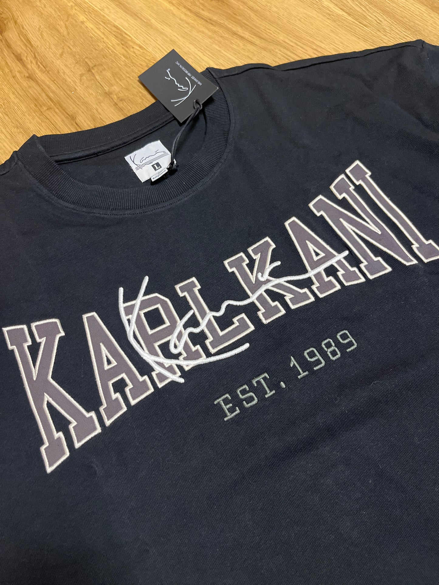 Karl Kani Tshirt in schwarz mit großem Schriftzug in weiß/schwarz/grau Größe L