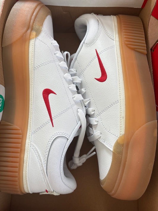 Nike Court Legacy Lift in weiss/rot/braun, Größe 41