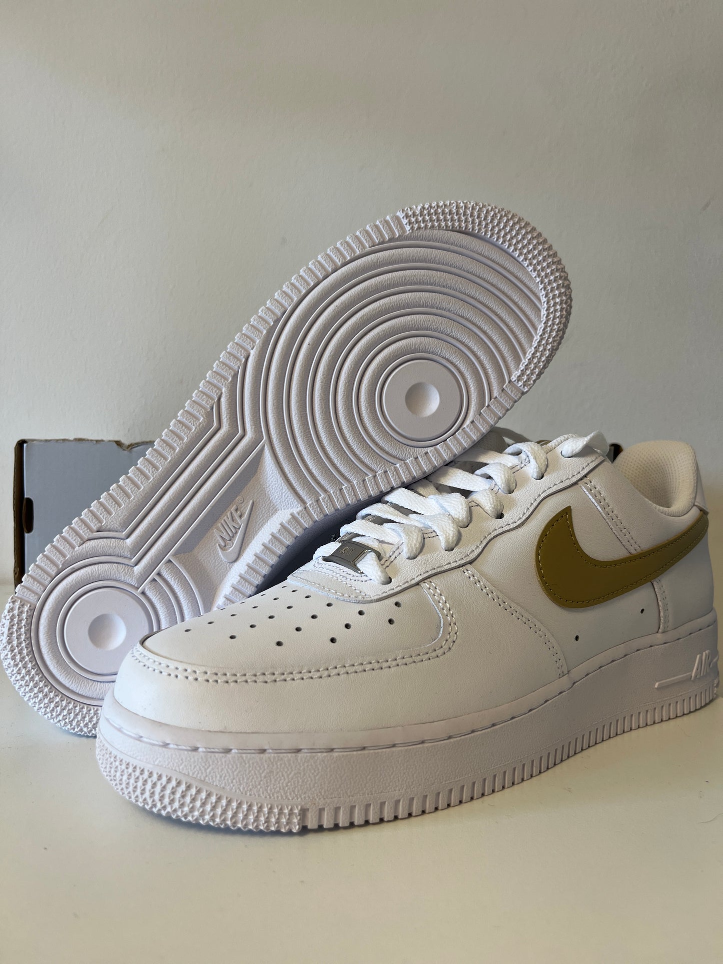 Nike Air Force 1 '07 in weiß mit beigen Swoosh, Größe wählbar