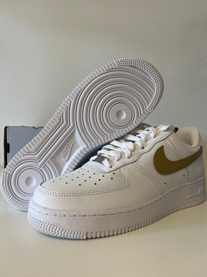Nike Air Force 1 '07 in weiß mit beigen Swoosh, Größe wählbar
