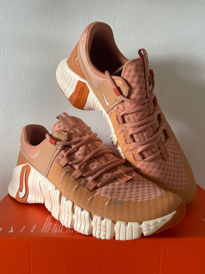 Nike Free Metcon 5 in weiss/orangebraun, Größe 43