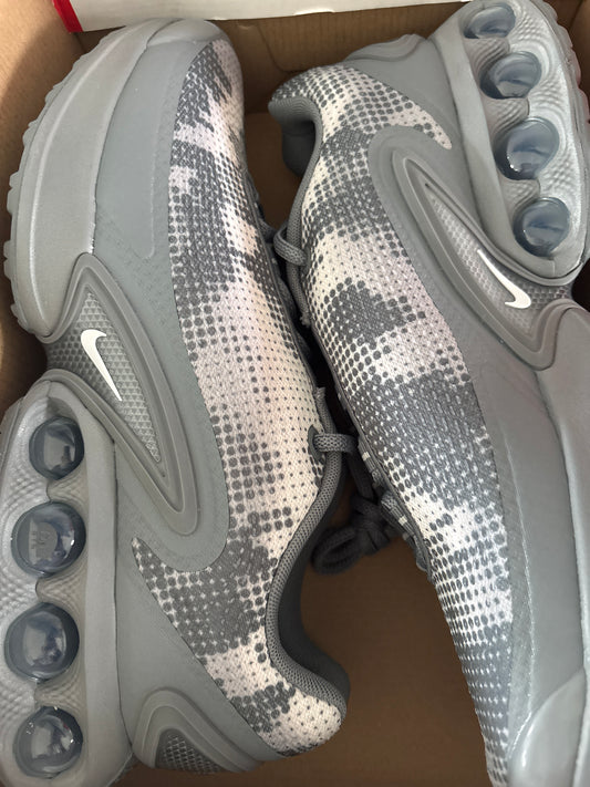 Nike Air Max DN in grau/Muster, Gr. 44,5