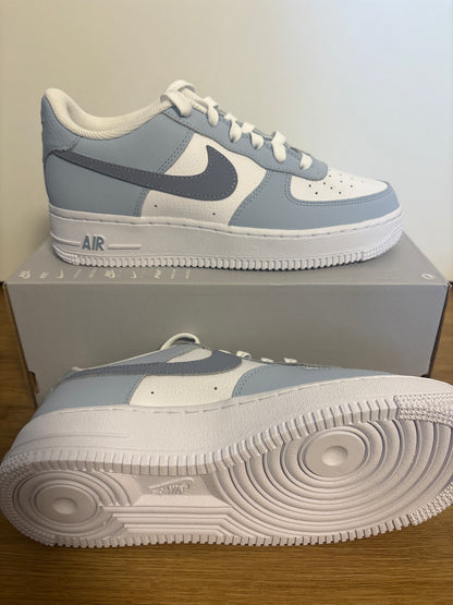 Nike Air Force 1 weiss/Blautöne, Größe 38,5