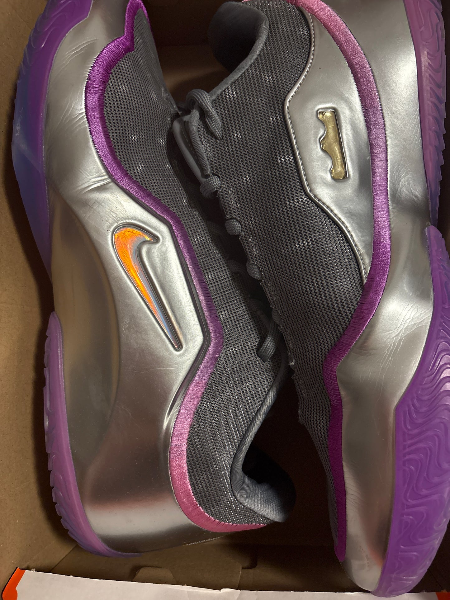 Nike Lebron XXIII, Silber/lila, Größe 50,5