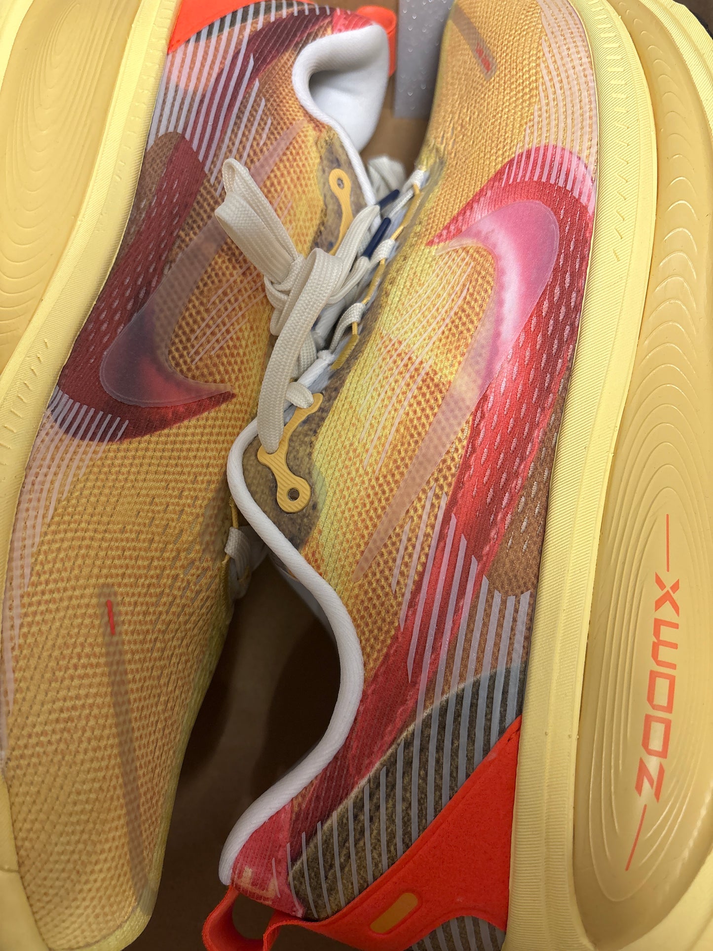 Nike Vomero 18 SE in gelb/orange Muster, Größe 48,5