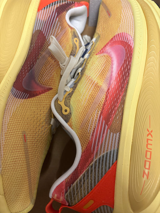 Nike Vomero 18 SE in gelb/orange Muster, Größe 48,5