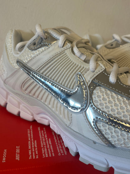 Nike Zoom Vomero 5 in Silber/weiss, Größe wählbar