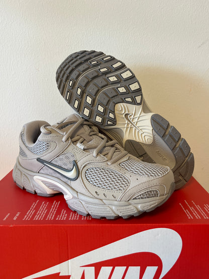 Nike V5 RNR in beige/grau, Größe 38,5