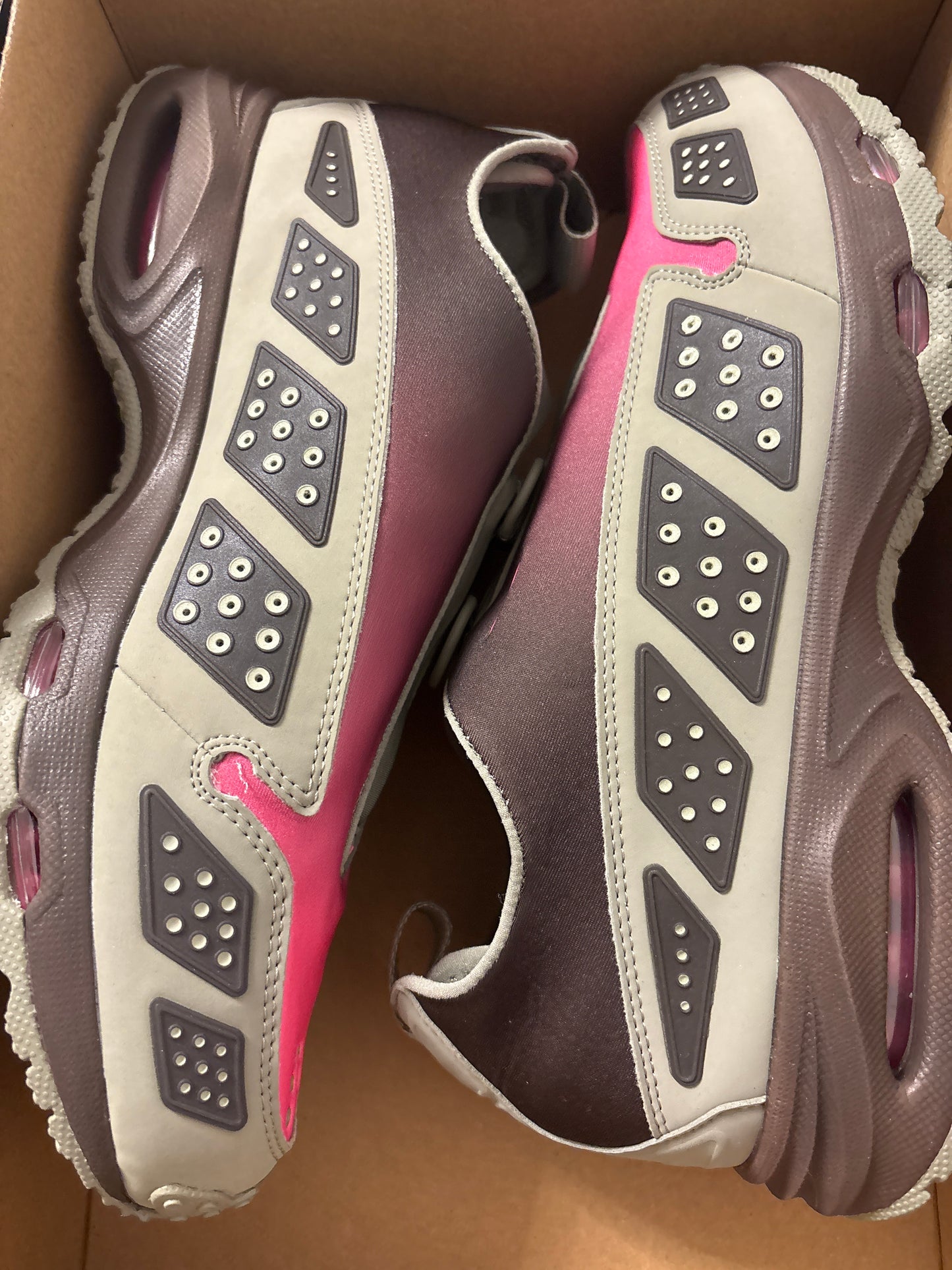Nike Air Max SNDR,dunkelgrün/pink, Größe 43