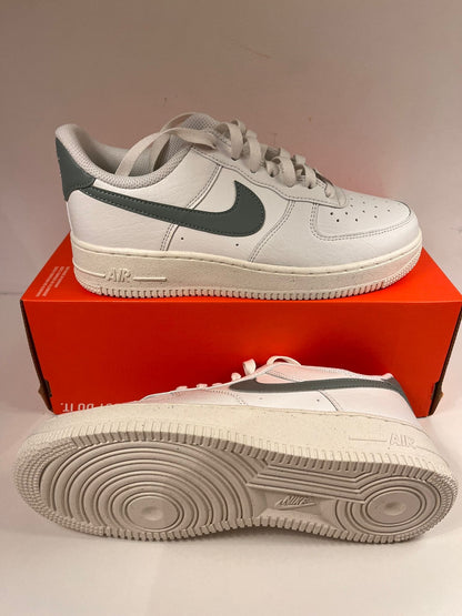 Nike Air Force 1 weiß mit dunkelgrünem Nike Logo, Größe 40