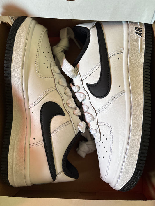 Nike Air Force 1, weiss/schwarz, Größe 33