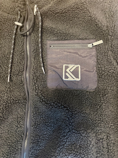 Karl Kani Herren Plüsch Jacke, Größe wählbar, schwarz/Reißverschluss/Kordeln