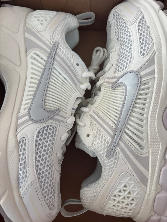 Nike Zoom Vomero 5 in creme/silber, Größe 38,5