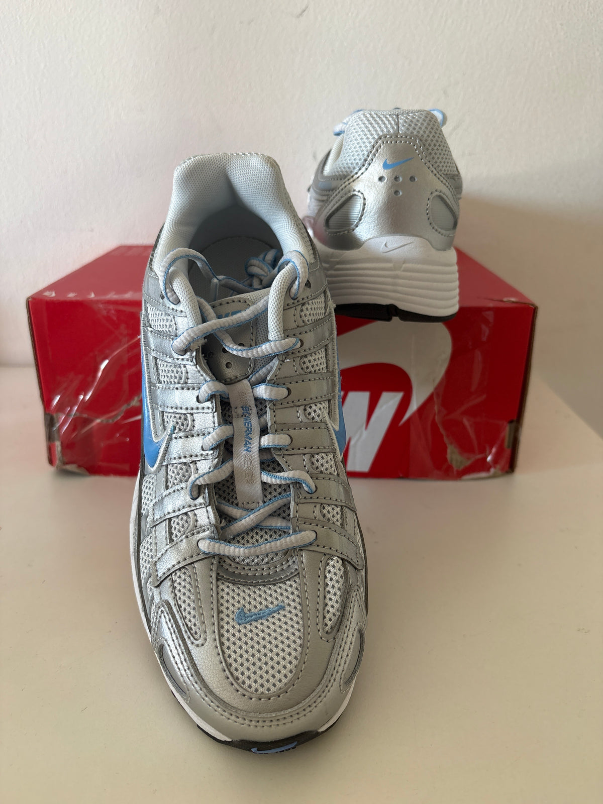 Nike P-6000 in grau/silber/hellblau, Größe 38