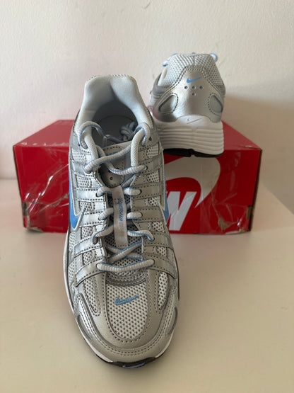 Nike P-6000 in grau/silber/hellblau, Größe 38