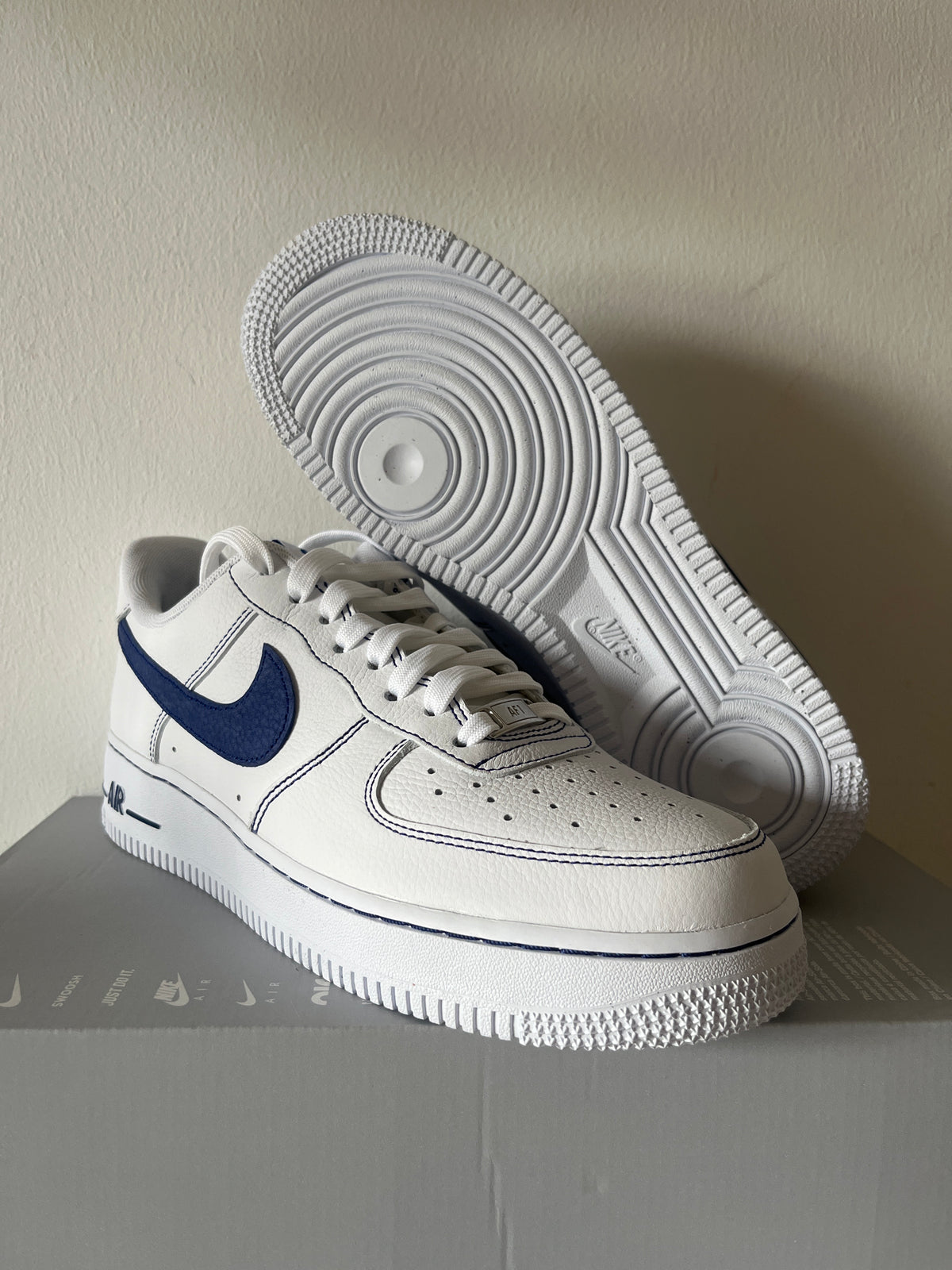 Nike Air Force 1 '07 in weiß/dunkelblau, Größe 41