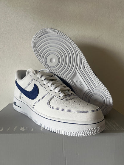 Nike Air Force 1 '07 in weiß/dunkelblau, Größe 41