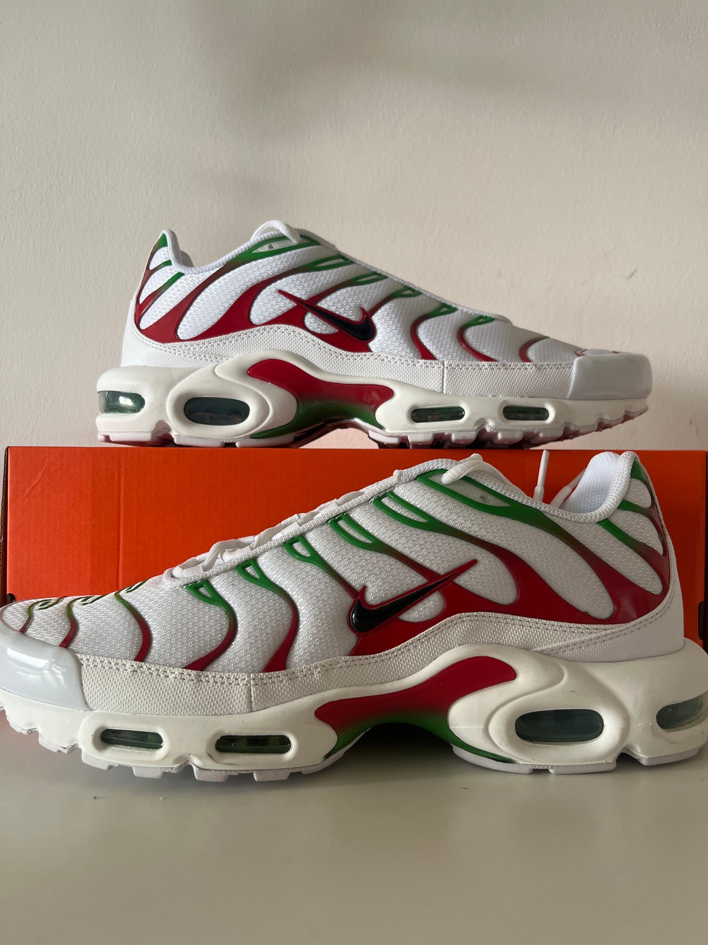 Nike Air Max Plus TN in weiß/rot/grün, Größe 47,5