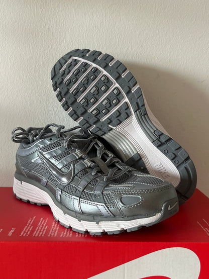 Nike P-6000 in grau/silber, Größe wählbar