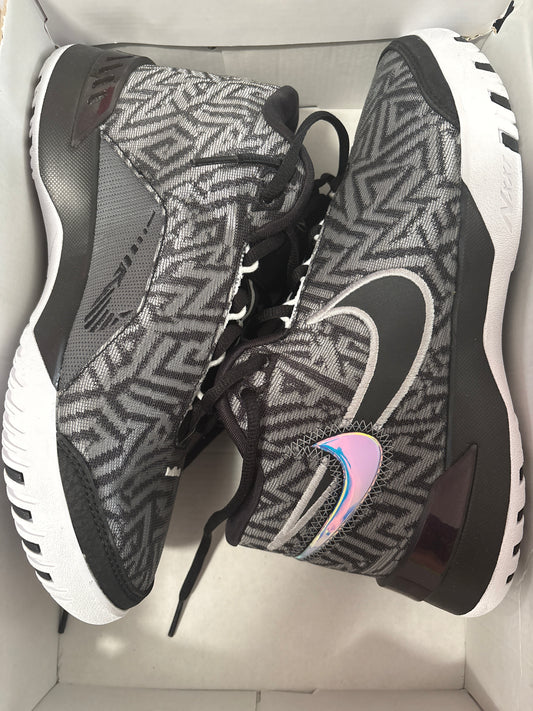 Nike Lebron NXXT Genisus, in schwarz/grau/weiss, Größe wählbar